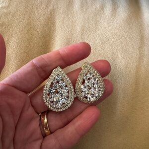 Crystal beautiful earrings.